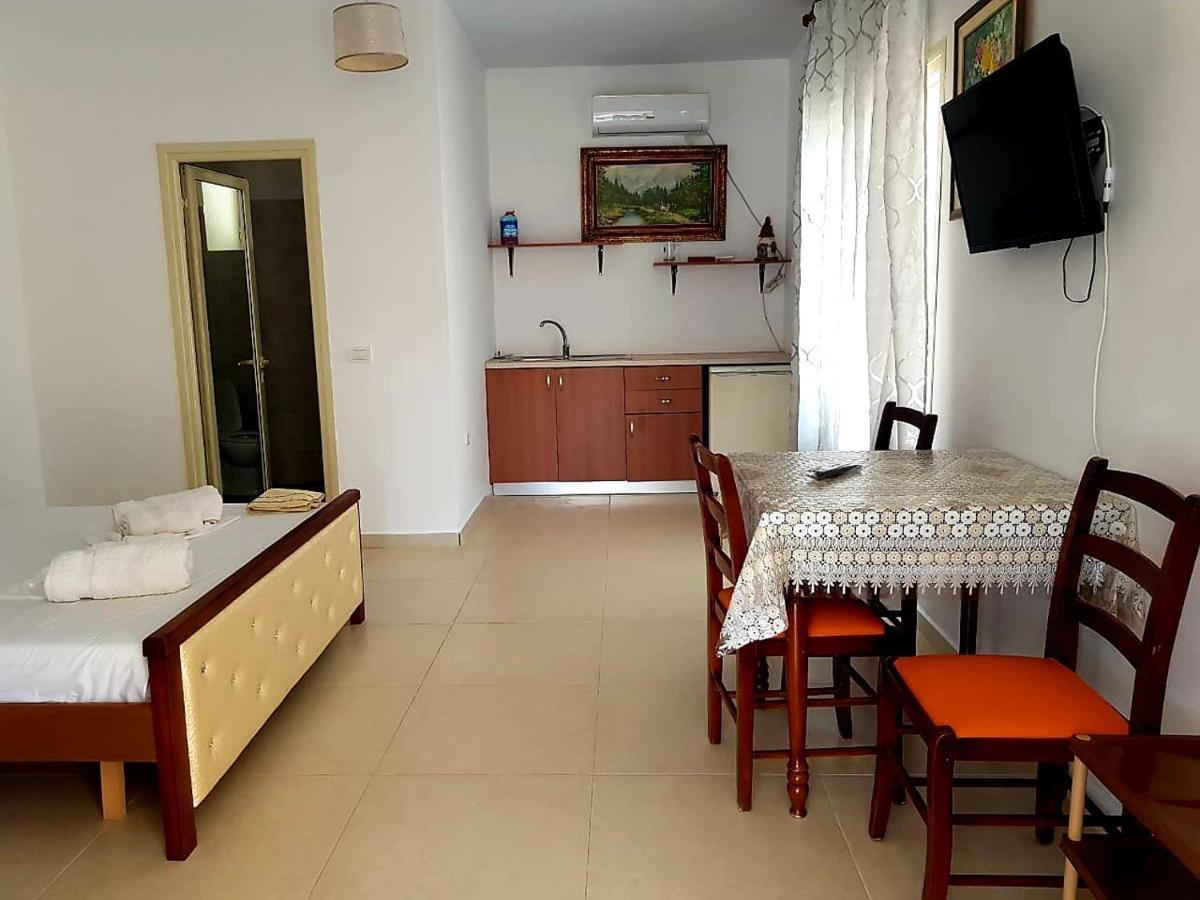Aira Apartment Himare Esterno foto
