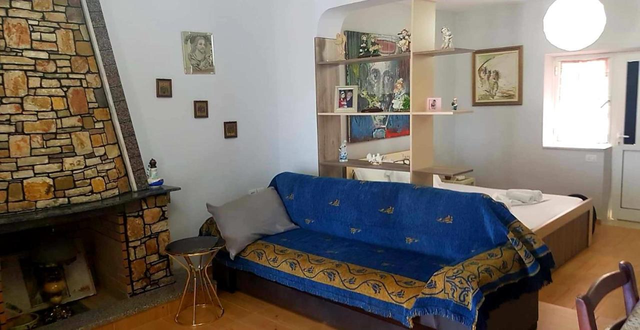 Aira Apartment Himare Esterno foto